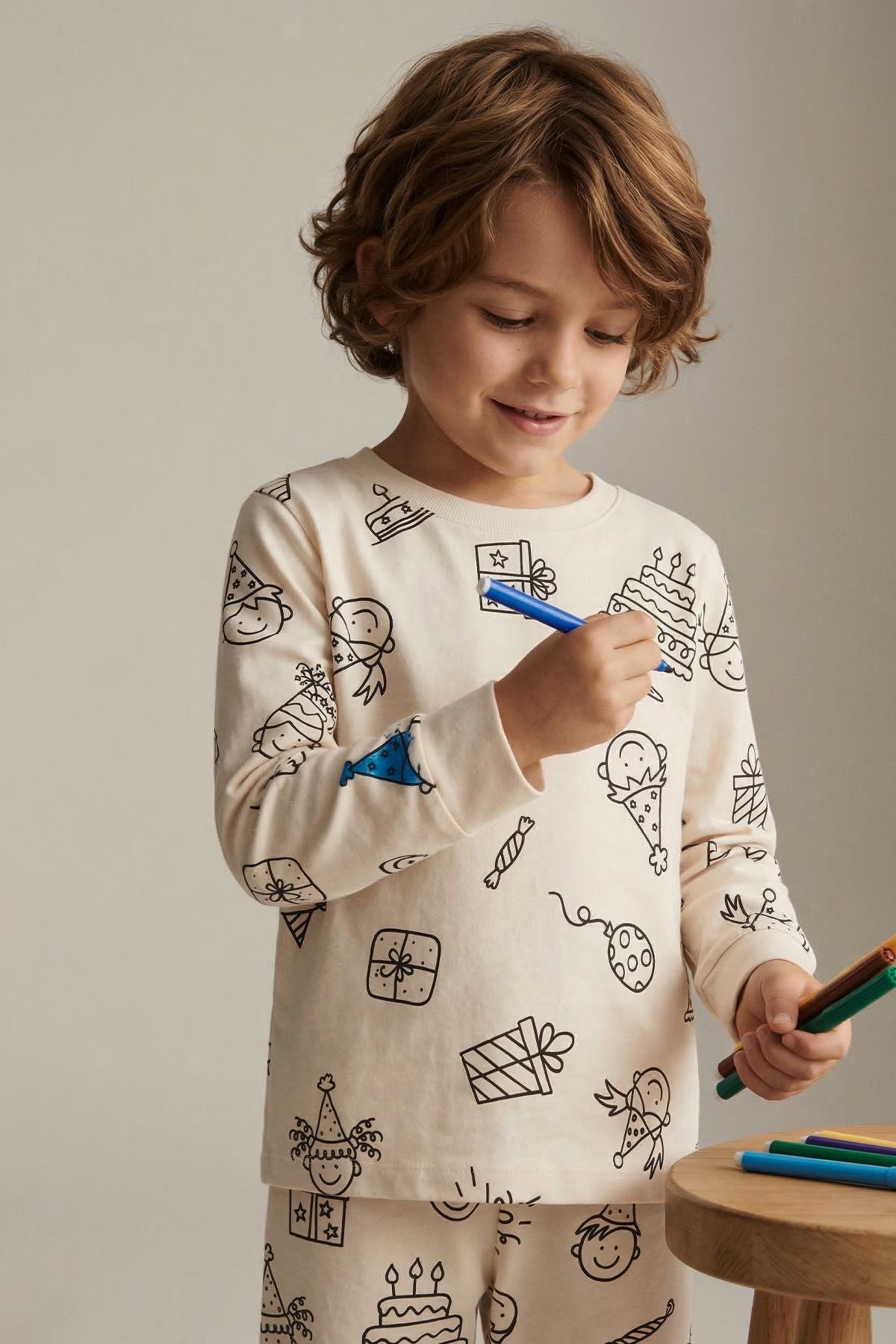 Boyanabilir Doğum Günü Temalı Çocuk Pijama Takımı – Yıkanabilir 12-Li Kalem Hediyeli