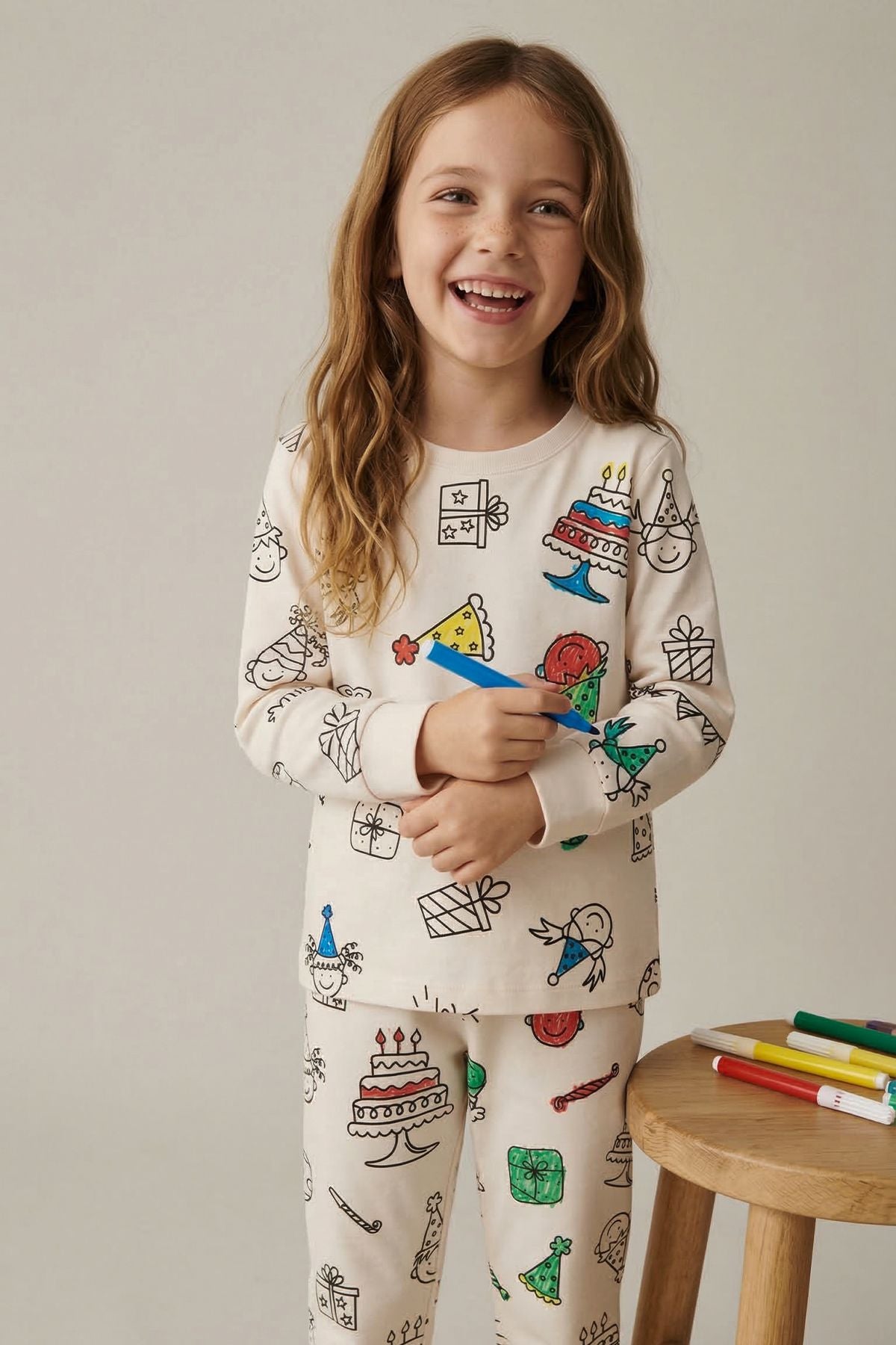 Boyanabilir Doğum Günü Temalı Çocuk Pijama Takımı – Yıkanabilir 12-Li Kalem Hediyeli