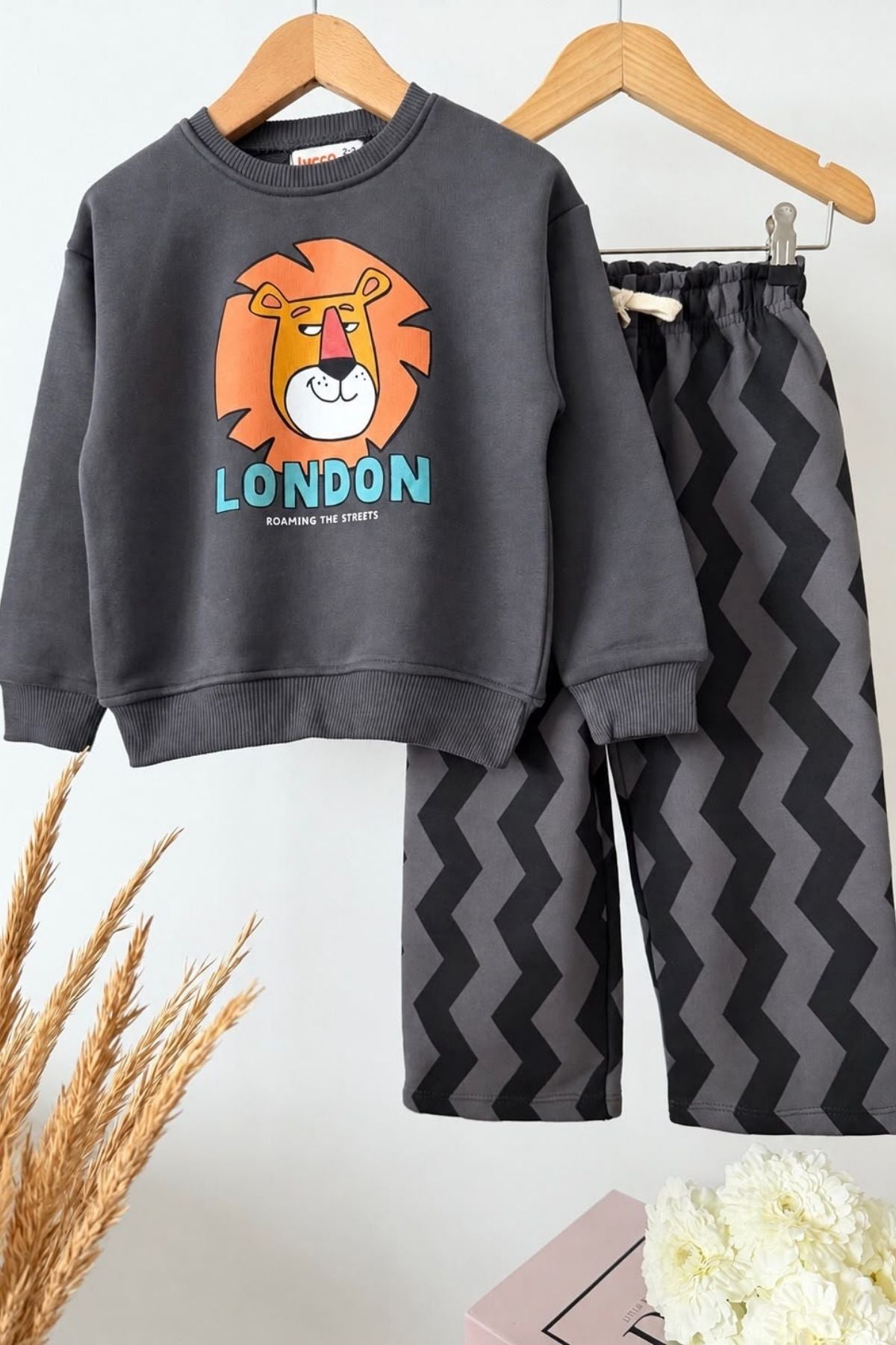Aslan Baskılı London Yazılı Zigzag Desenli Alt Üst Eşofman Takımı