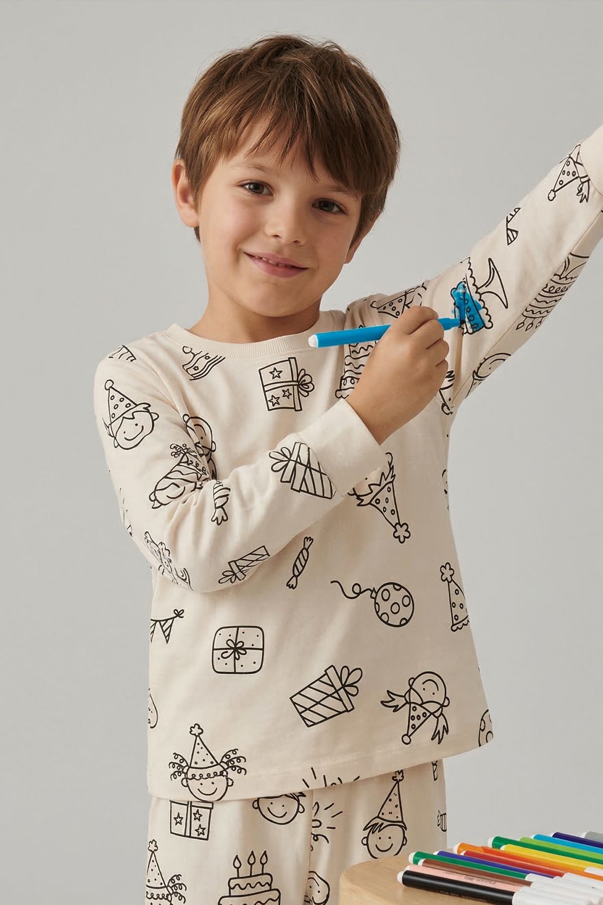 Boyanabilir Doğum Günü Temalı Çocuk Pijama Takımı – Yıkanabilir 24-Lü Kalem Hediyeli