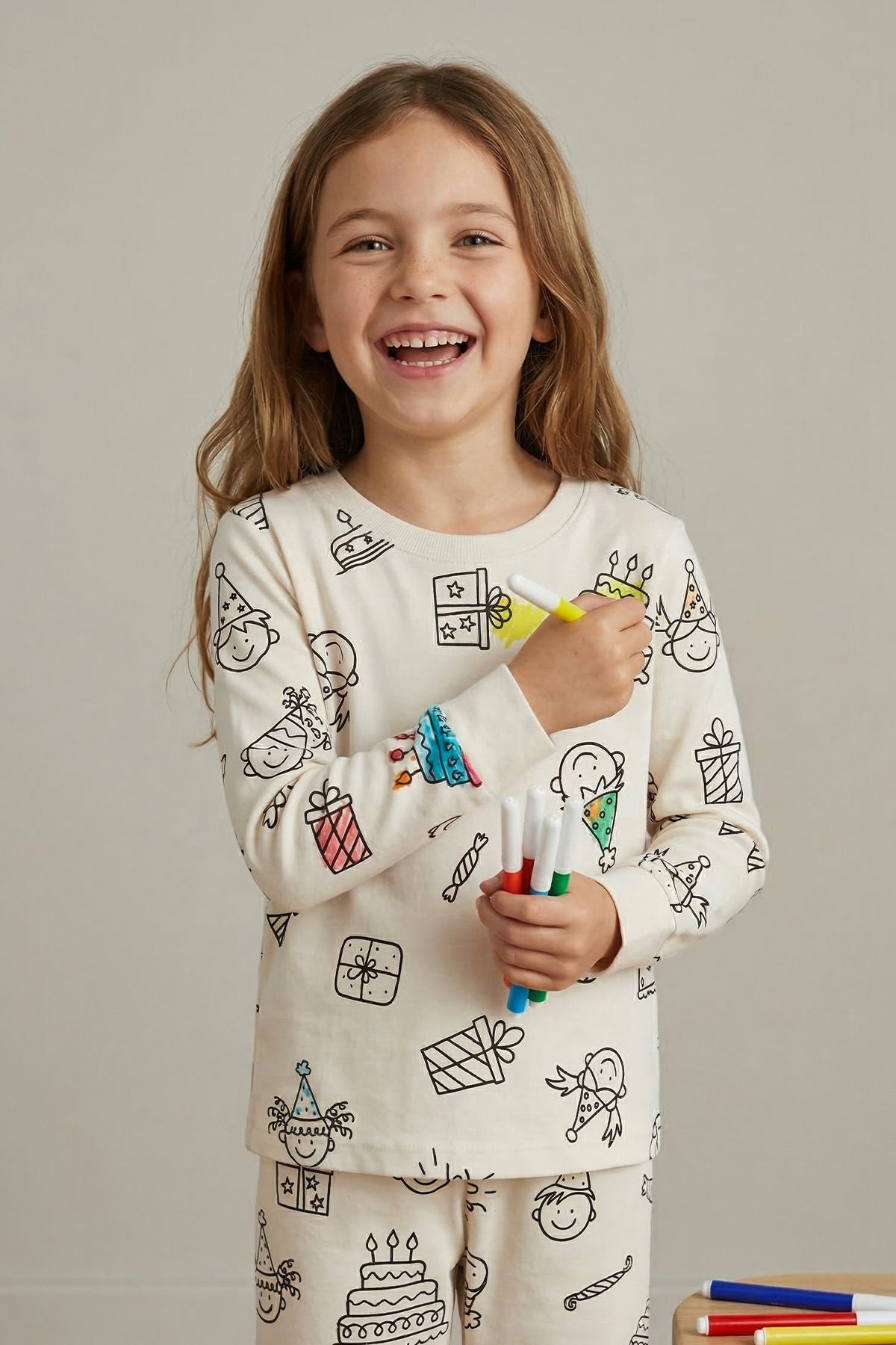 Boyanabilir Doğum Günü Temalı Çocuk Pijama Takımı – Yıkanabilir 24-Lü Kalem Hediyeli