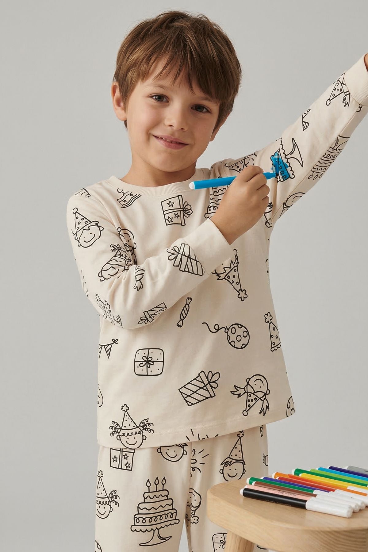 Boyanabilir Doğum Günü Temalı Çocuk Pijama Takımı – Yıkanabilir 6-Lı Kalem Hediyeli