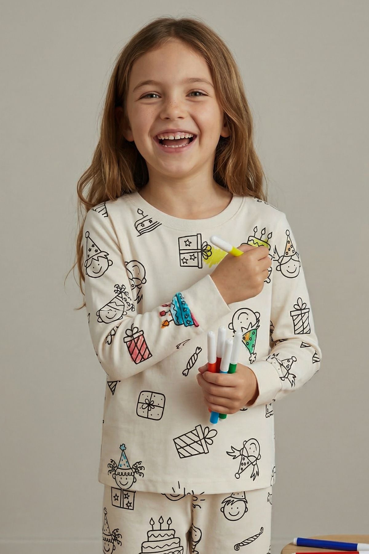Boyanabilir Doğum Günü Temalı Çocuk Pijama Takımı – Yıkanabilir 6-Lı Kalem Hediyeli