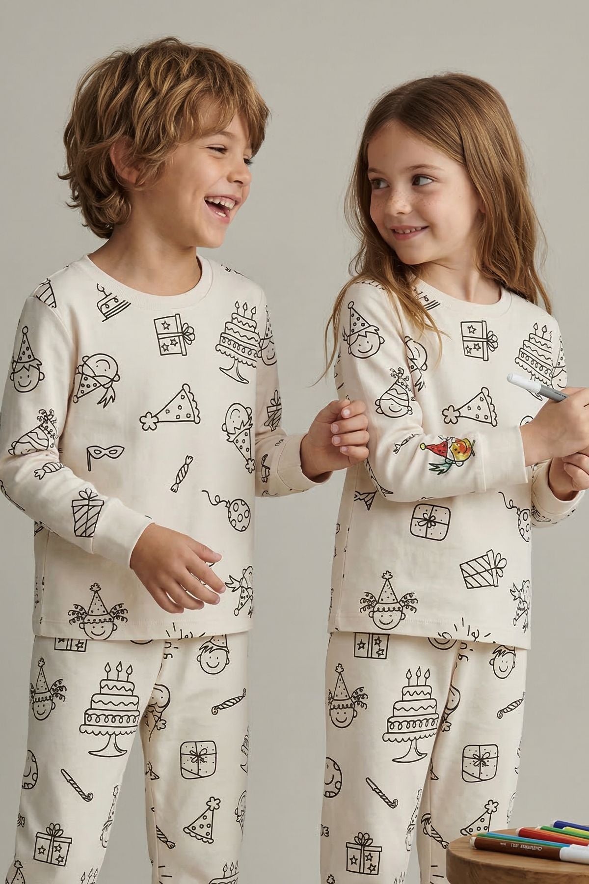 Boyanabilir Doğum Günü Temalı Çocuk Pijama Takımı – Yıkanabilir 6-Lı Kalem Hediyeli