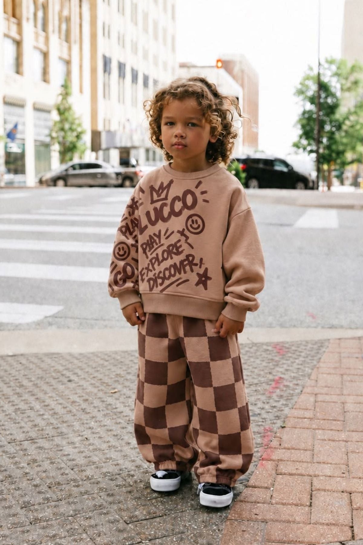 Erkek Çocuk Graffiti Baskılı Oversize Sweatshirt ve Dama Desenli Bol Paça Eşofman Takımı