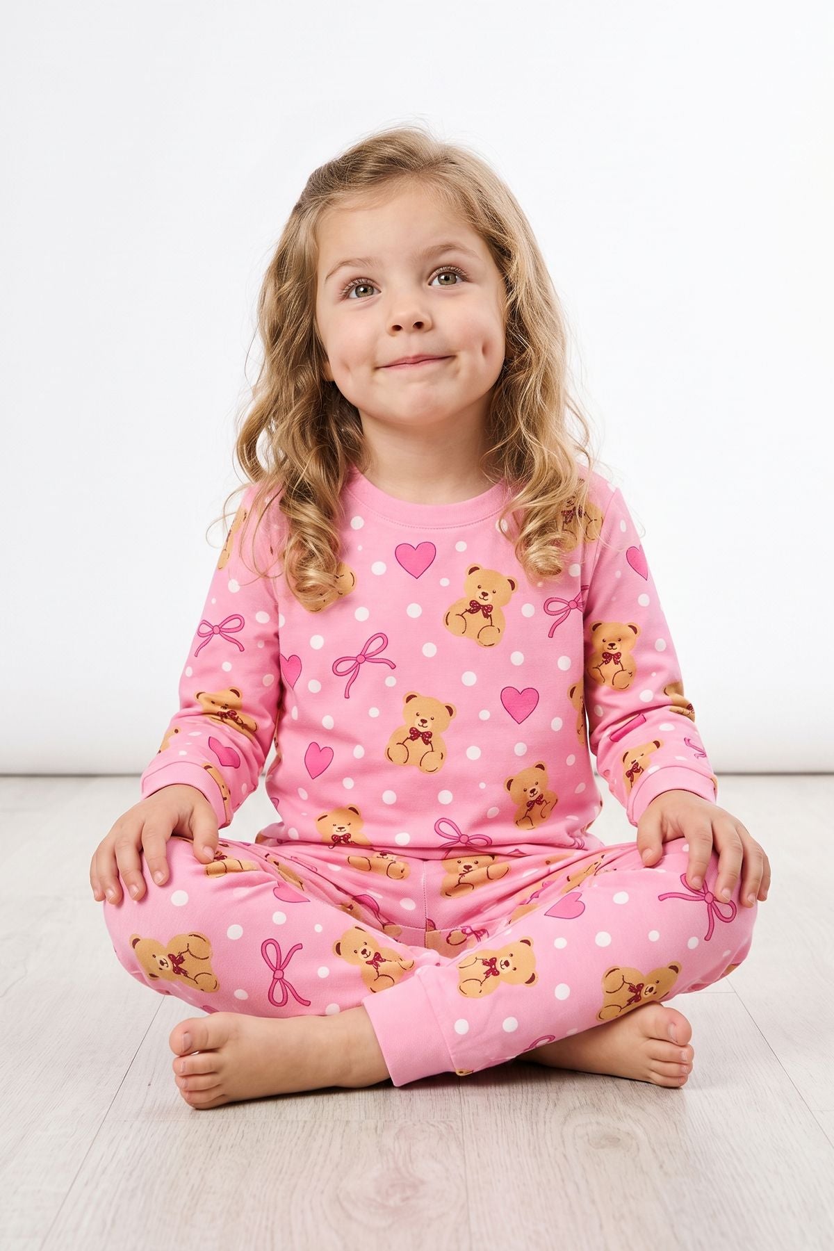 Kız Çocuk Sevimli Ayıcık, Kalp ve Fiyonk Desenli Pembe Uzun Kollu Pijama Takımı