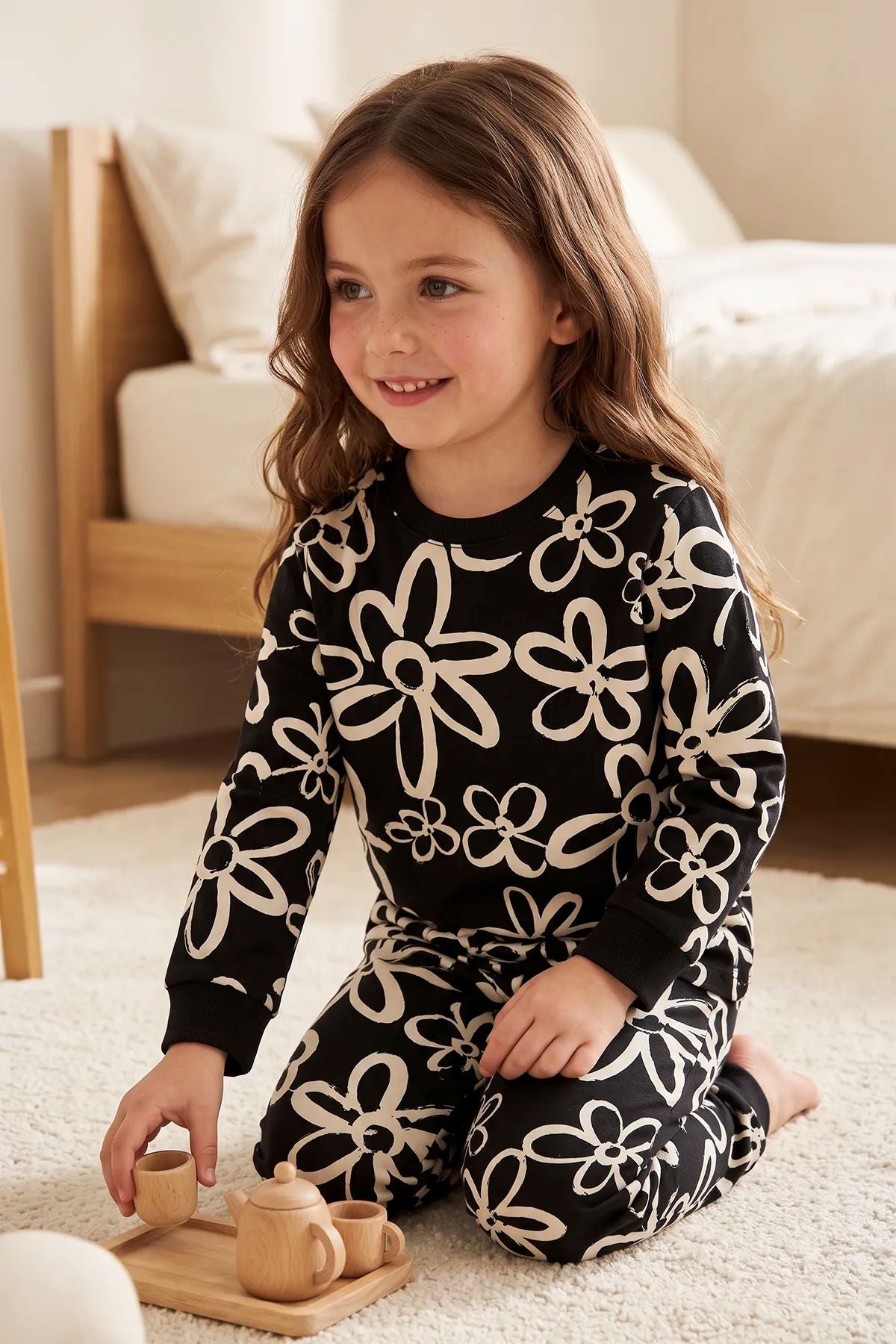 Kız Çocuk Siyah Beyaz Büyük Papatya Desenli Uzun Kollu Pijama Takımı