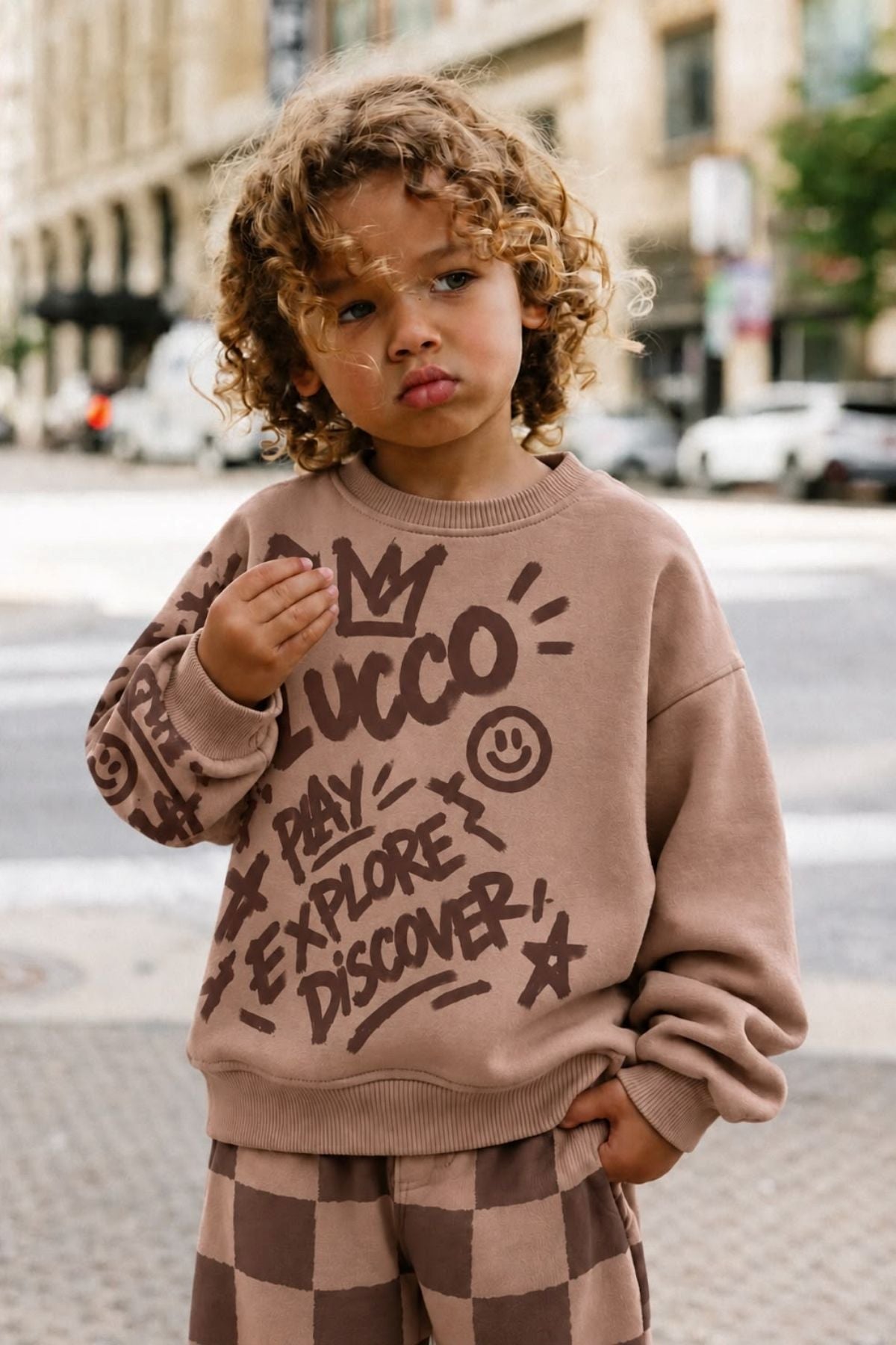 Erkek Çocuk Graffiti Baskılı Oversize Sweatshirt ve Dama Desenli Bol Paça Eşofman Takımı