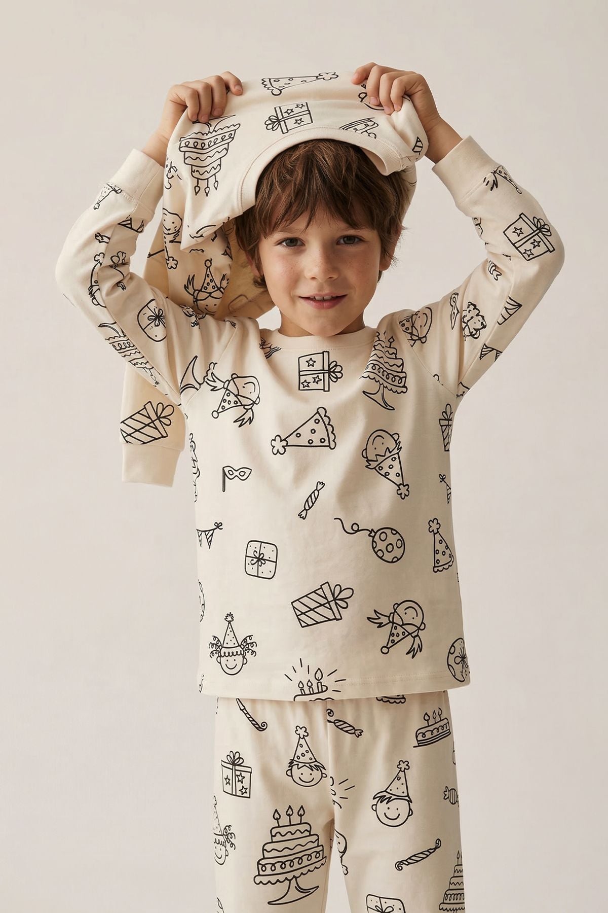 Boyanabilir Doğum Günü Temalı Çocuk Pijama Takımı – Yıkanabilir 12-Li Kalem Hediyeli