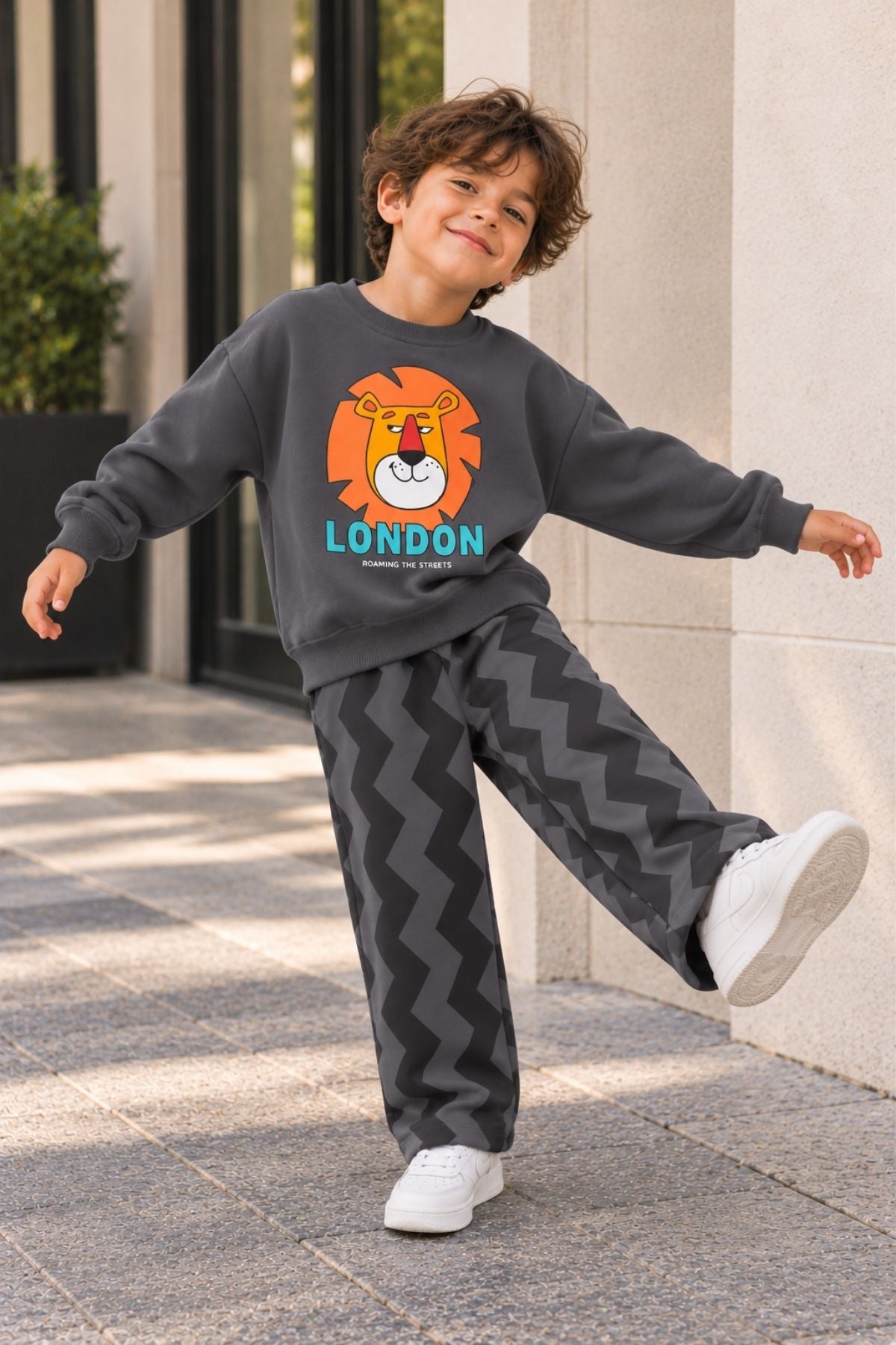 Aslan Baskılı London Yazılı Zigzag Desenli Alt Üst Eşofman Takımı