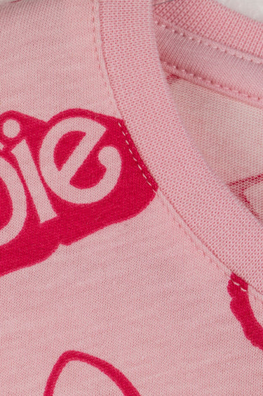 Barbie temalı pijama takımı şık ve rahat tasarımıyla çocuklar için ideal uyku kıyafeti seçeneği sunar.