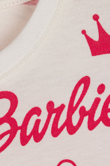 Barbie temalı pijama takımı şık ve rahat tasarımıyla çocuklar için ideal uyku kıyafeti seçeneği sunar.