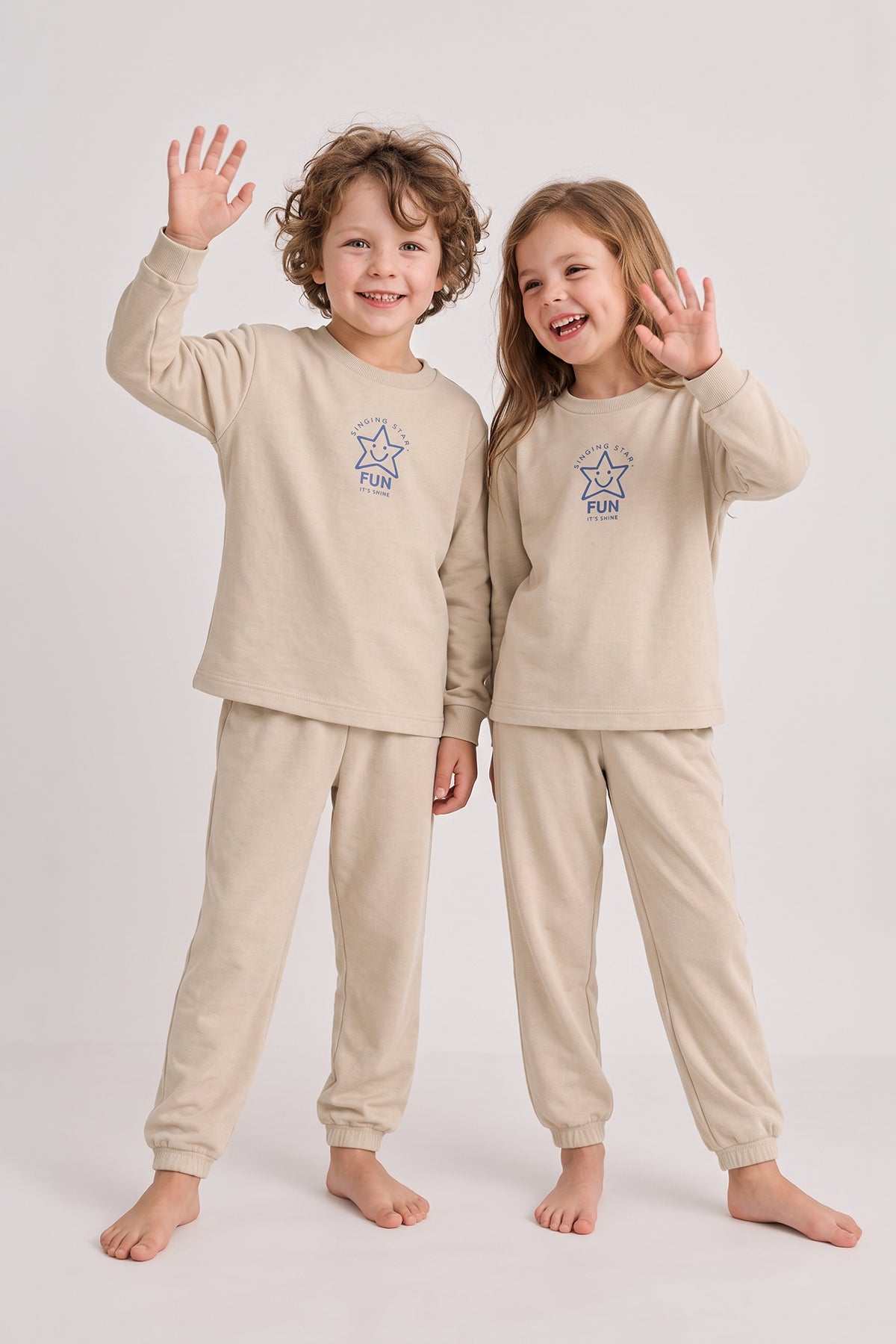 Uzun Kollu Bej Renk Yıldız Baskılı Unisex Çocuk Pijama Takımı