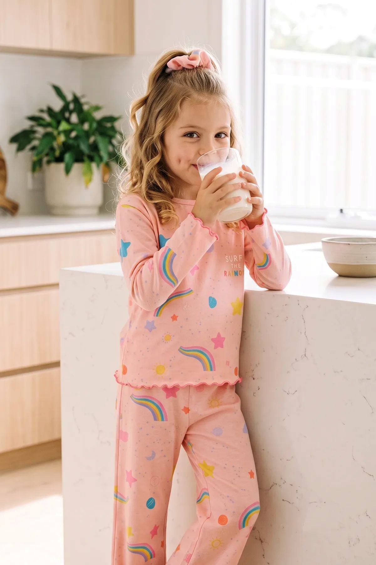 Kız Çocuk Gökkuşağı Desenli Beybi Overlok Somon Pijama Takımı – Toka Hediyeli