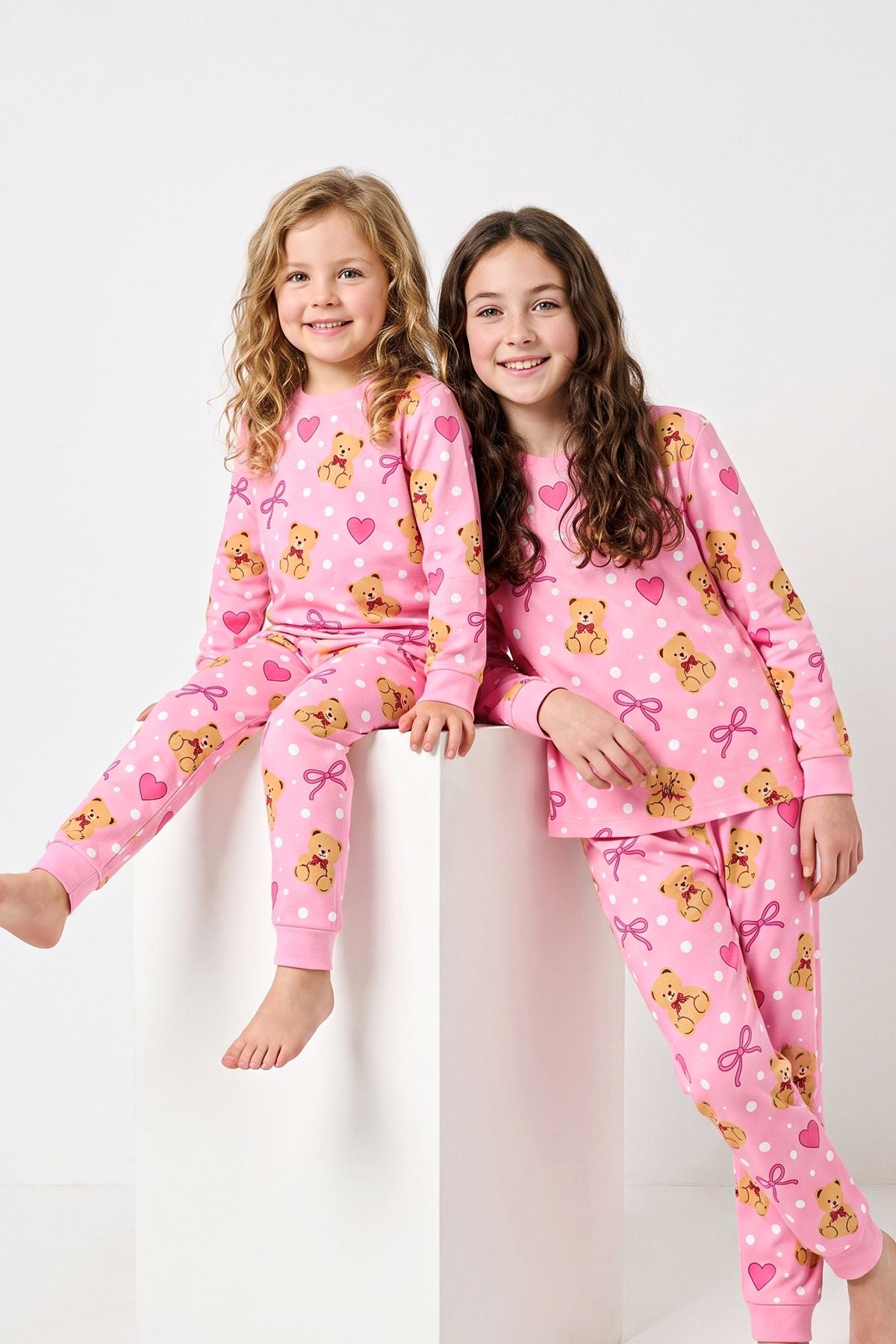 Kız Çocuk Sevimli Ayıcık, Kalp ve Fiyonk Desenli Pembe Uzun Kollu Pijama Takımı
