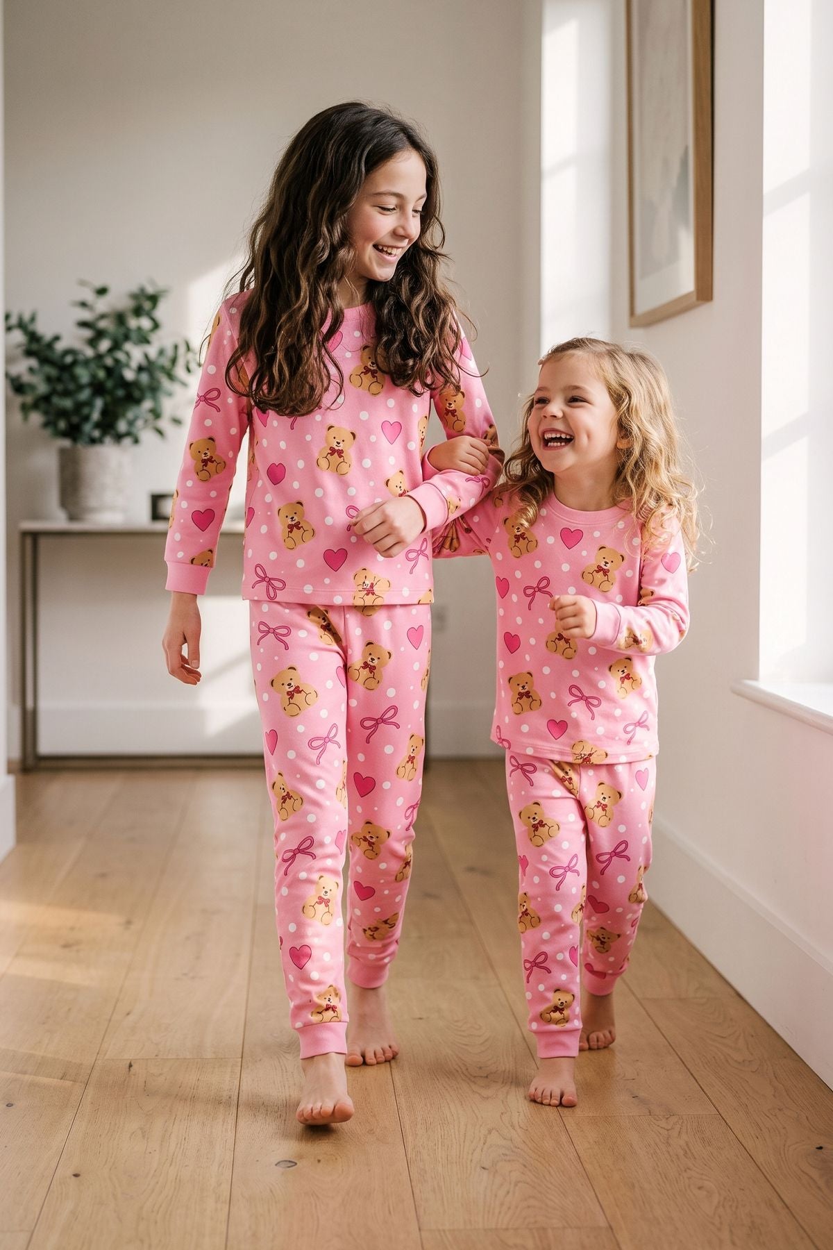 Kız Çocuk Sevimli Ayıcık, Kalp ve Fiyonk Desenli Pembe Uzun Kollu Pijama Takımı
