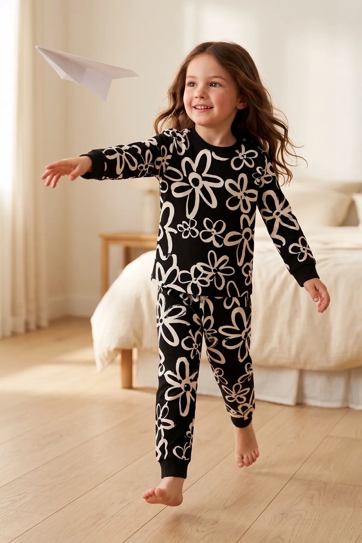 Kız Çocuk Siyah Beyaz Büyük Papatya Desenli Uzun Kollu Pijama Takımı