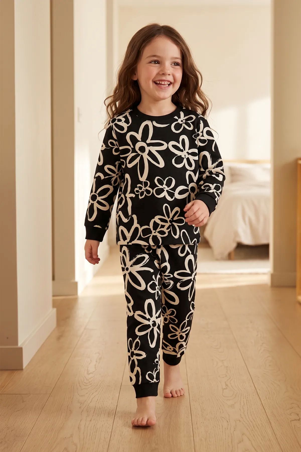Kız Çocuk Siyah Beyaz Büyük Papatya Desenli Uzun Kollu Pijama Takımı