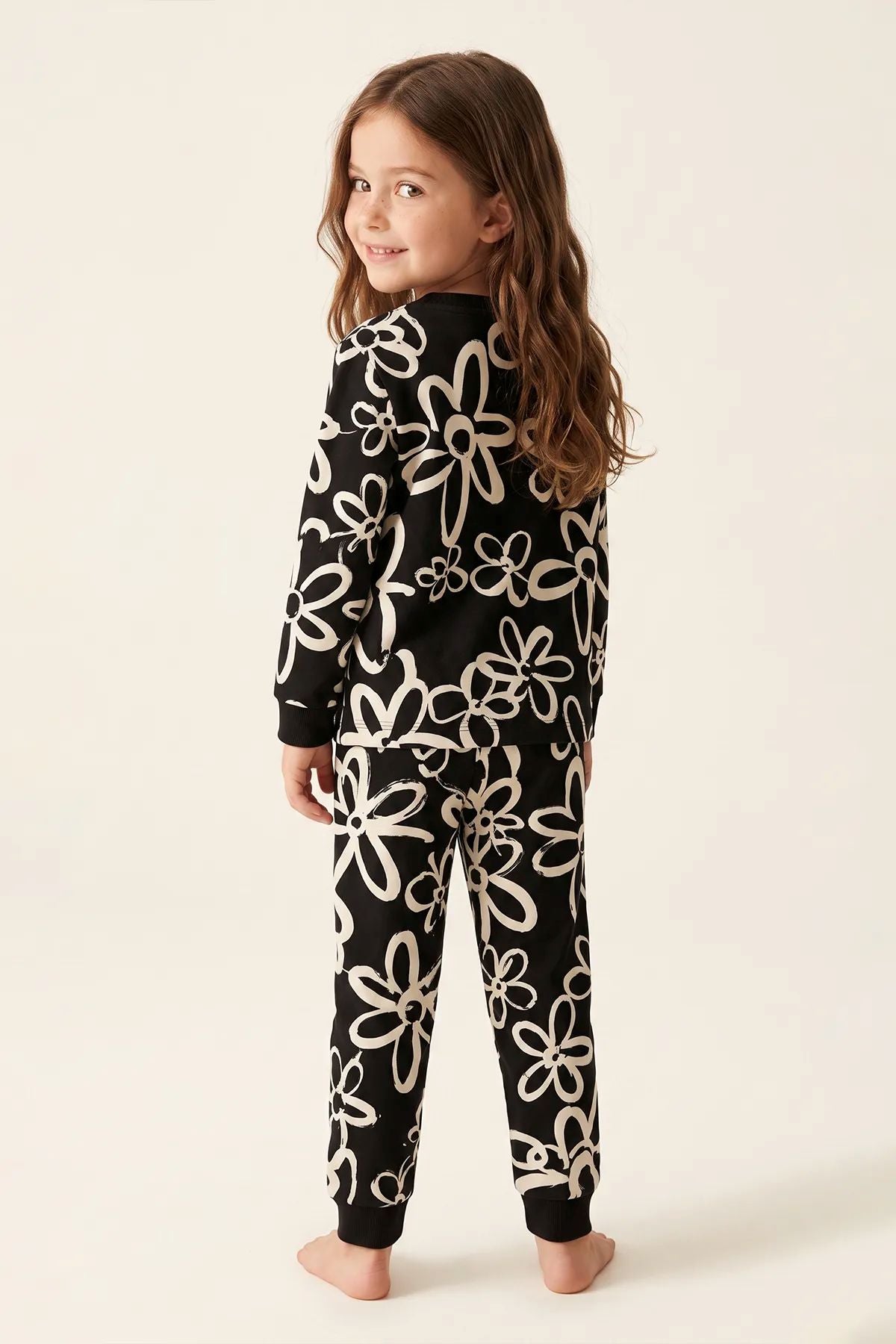 Kız Çocuk Siyah Beyaz Büyük Papatya Desenli Uzun Kollu Pijama Takımı
