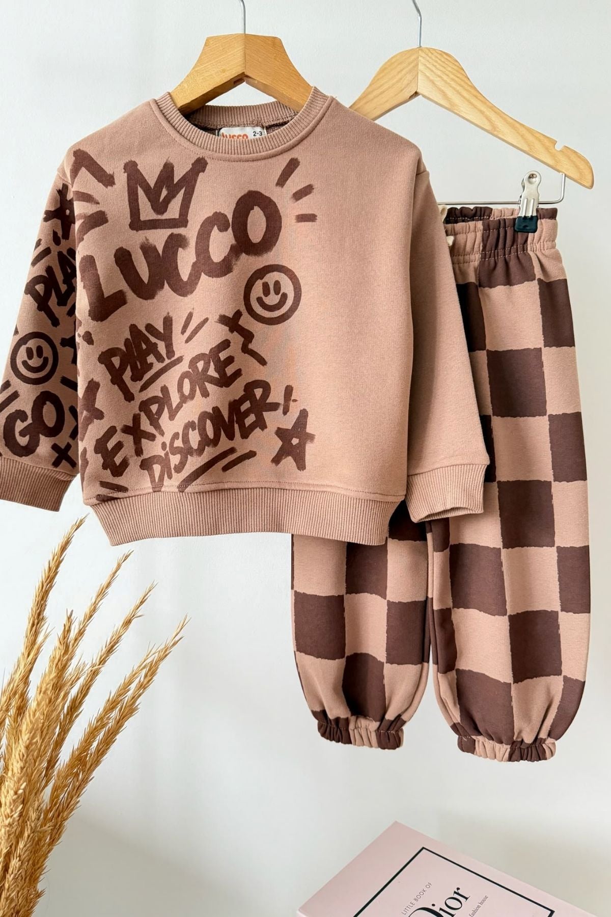 Erkek Çocuk Graffiti Baskılı Oversize Sweatshirt ve Dama Desenli Bol Paça Eşofman Takımı