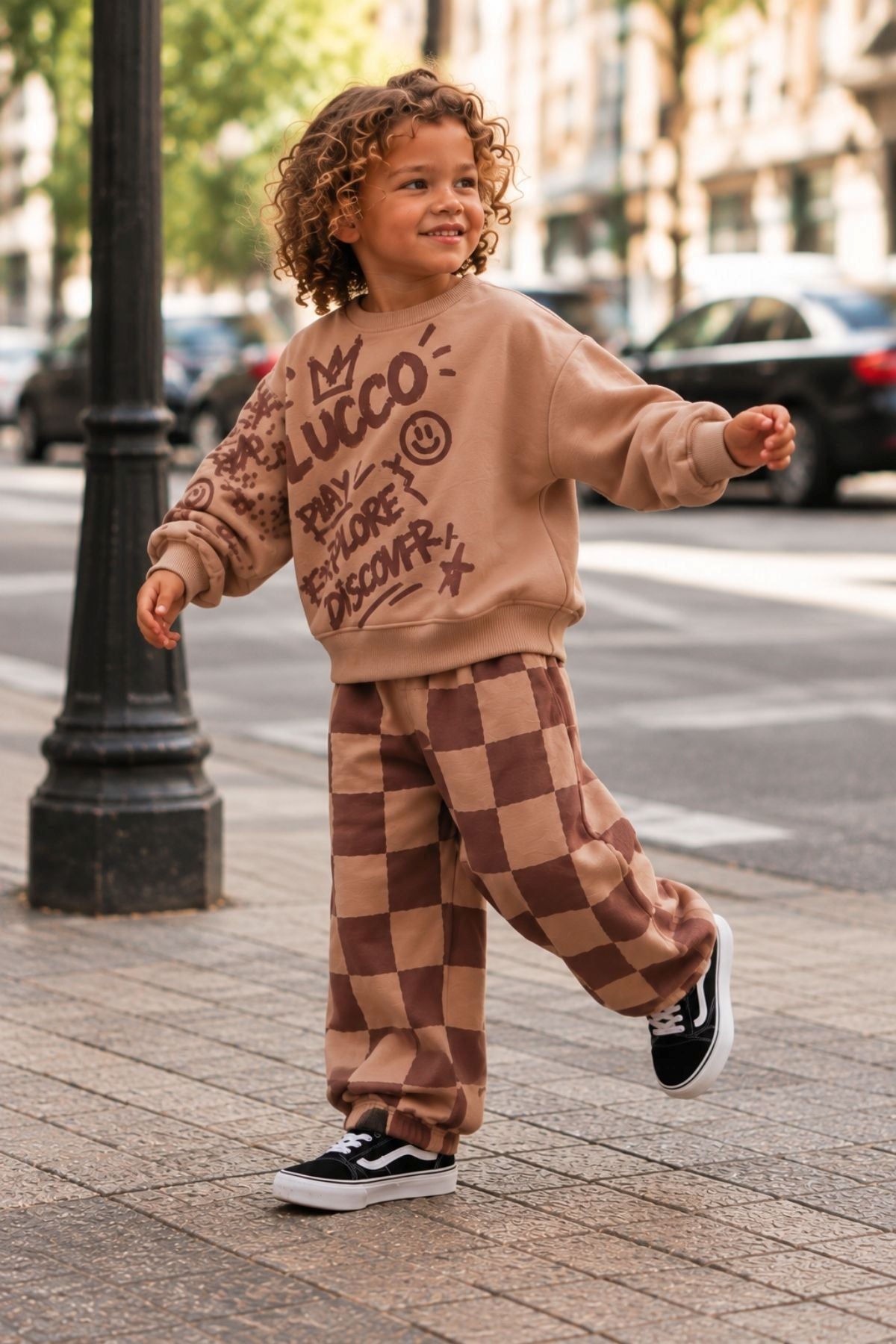 Erkek Çocuk Graffiti Baskılı Oversize Sweatshirt ve Dama Desenli Bol Paça Eşofman Takımı
